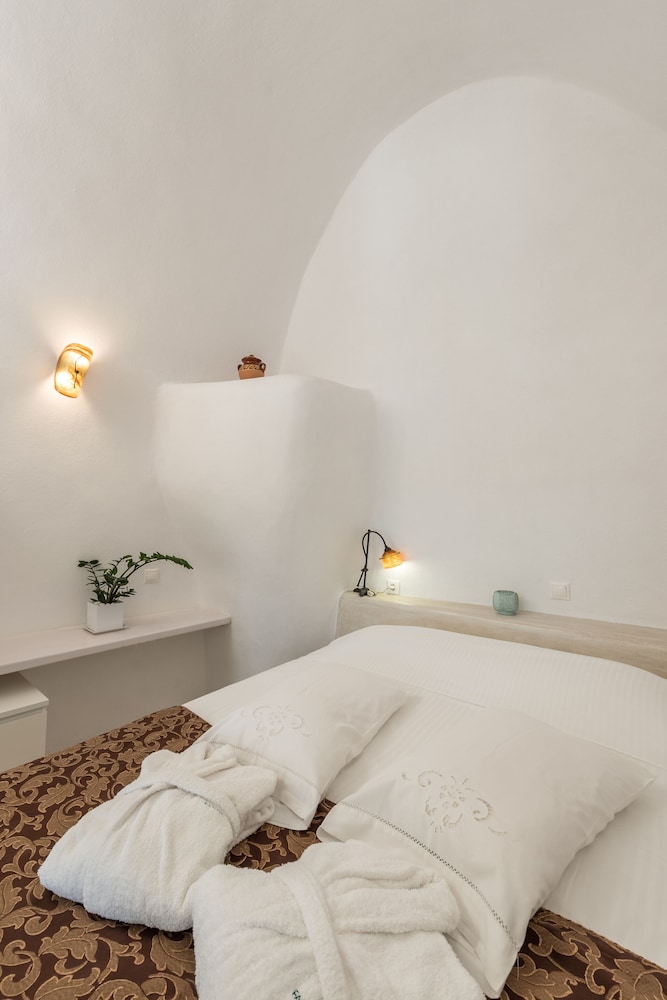 Family Suite, Jetted Tub (Caldera View) - Photo 3