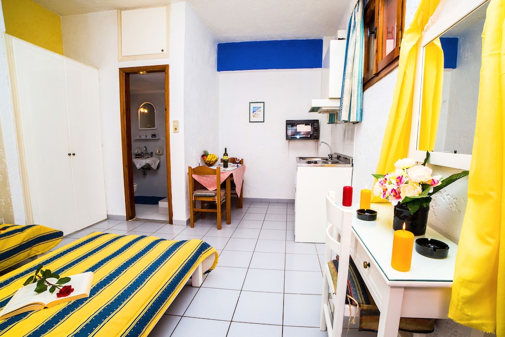 Romantic Studio (Semi-Basement) photo 3