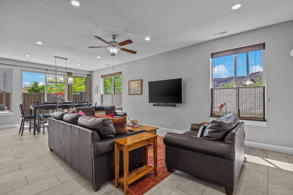 Luxury House, 3 Bedrooms, Patio, Mountain View photo 1