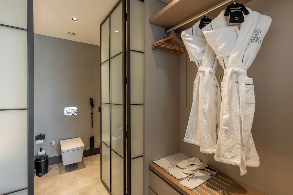 Cave Deluxe Suite