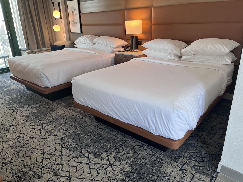 Room, 2 Queen Beds, Balcony, Partial Ocean View - Photo 11