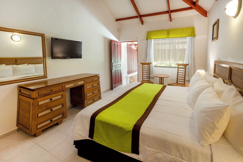 Bungalow Garden, 1 King Bed, Non-Smoking photo 2