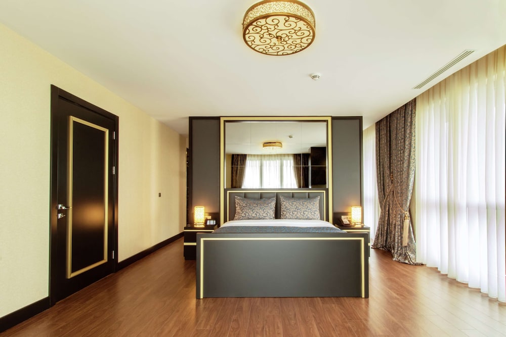 Superior Suite, 1 King Bed, Sea View
