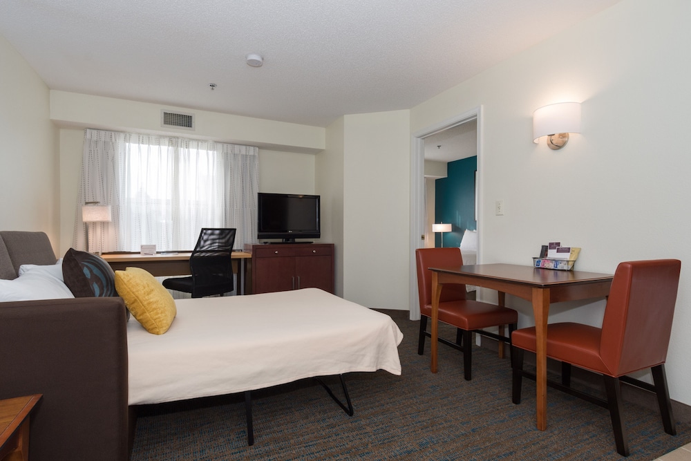 Suite, 1 King Bed with Sofa bed photo 2