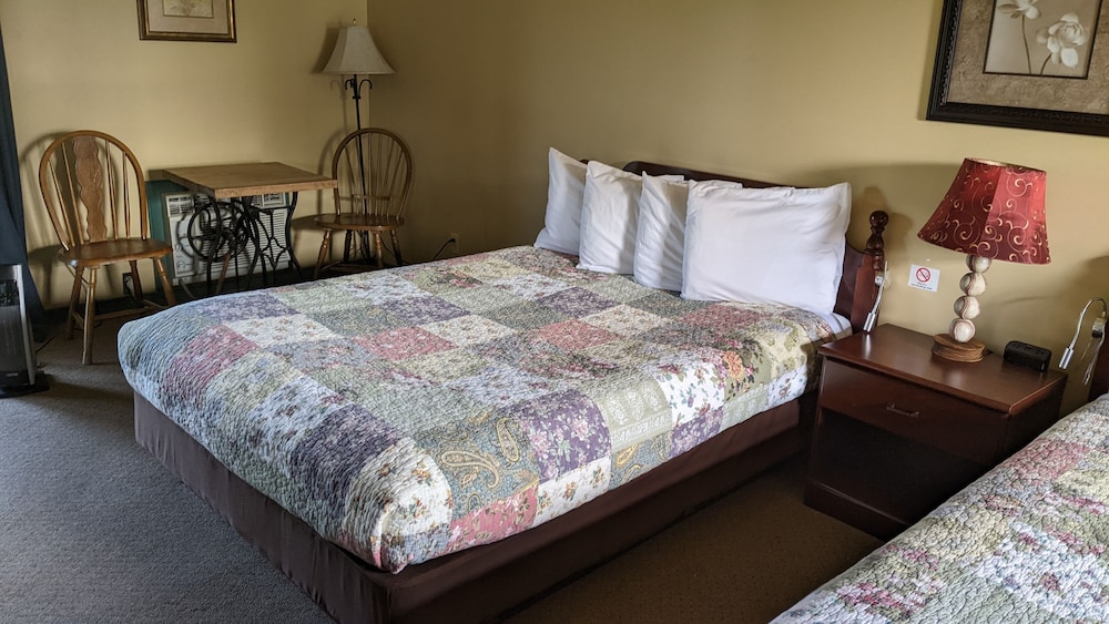 Standard Double Room, 2 Queen Beds photo 2