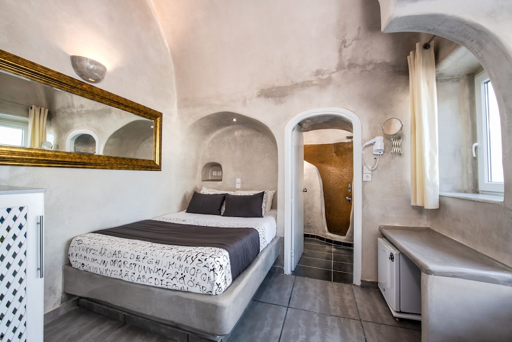 Junior Suite with Hot Tub and Caldera View
