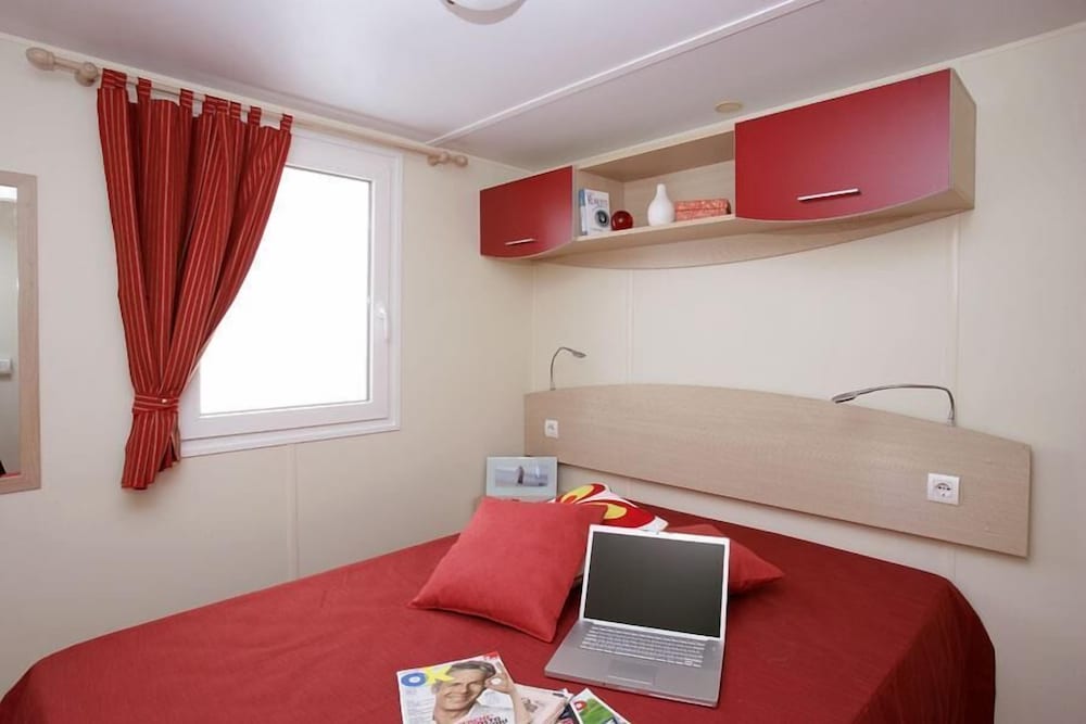 Superior Mobile Home, 2 Bedrooms, 2 Bathrooms, Poolside photo 2