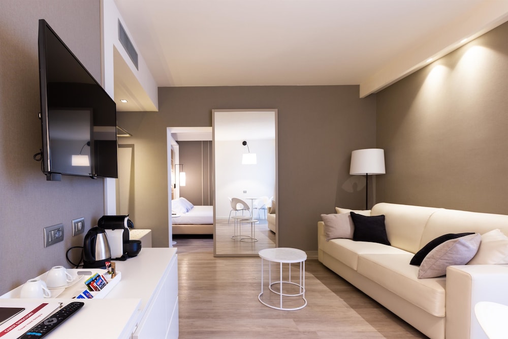 Junior Suite, 1 King Bed (Living Room;with Single Sofabed) - Photo 3