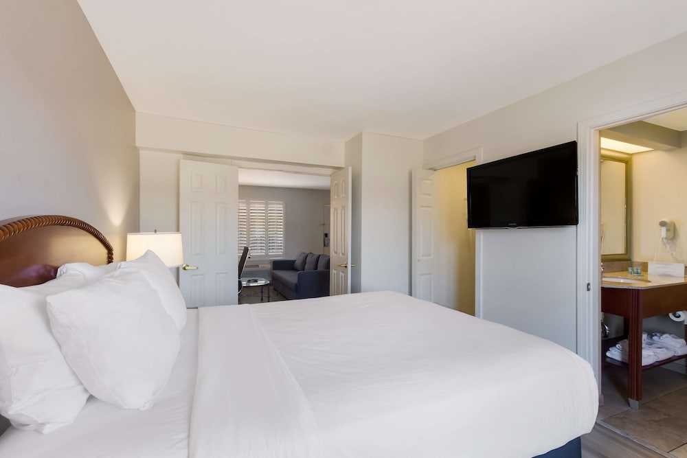 Suite, 2 Queen Beds, Non Smoking, Kitchenette (with Sofabed) photo 1