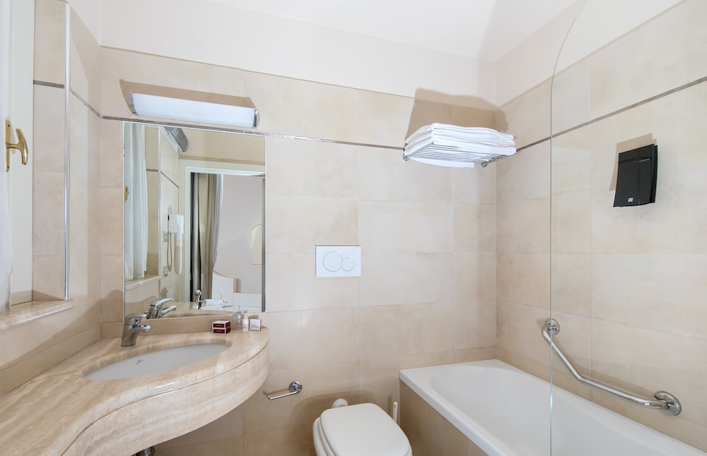 Deluxe Double or Twin Room - Photo 10