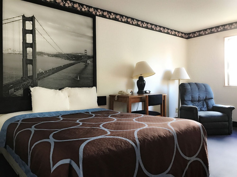 Single Room, Refrigerator & Microwave photo 3