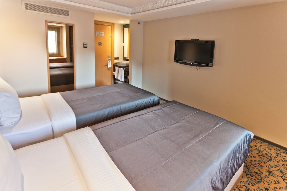 Standard Double or Twin Room photo 1