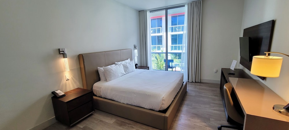 Superior Studio, 1 King Bed, City View