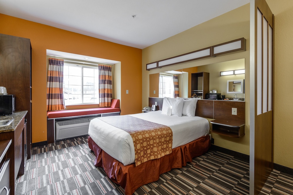 Studio Suite, 1 Queen Bed, Non Smoking photo 3
