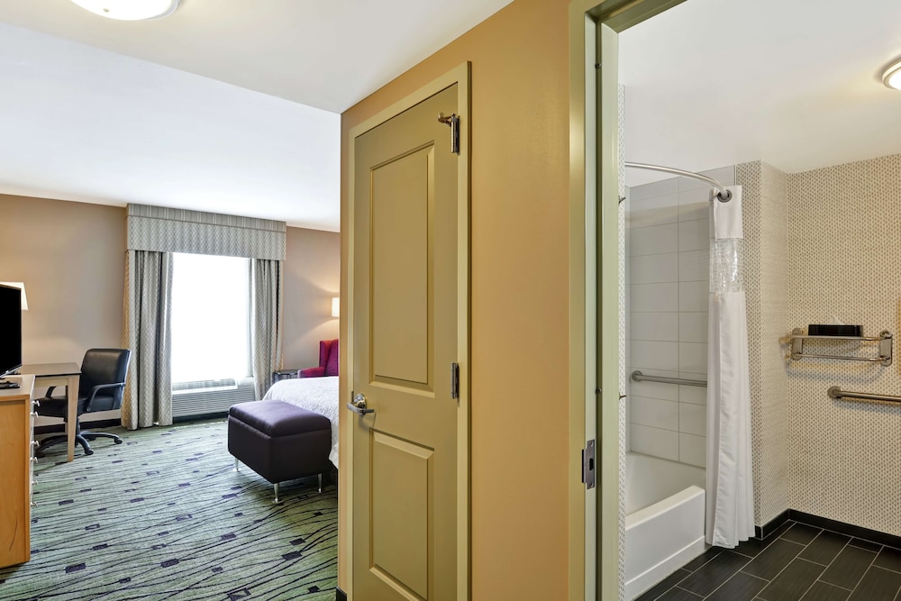 One King Bed, Non-Smoking, Accessible - Photo 1