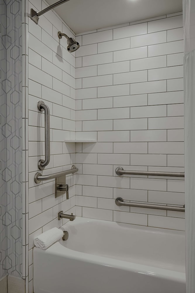 Room, 2 Queen Beds, Accessible, Bathtub (Mobility) - Photo 4