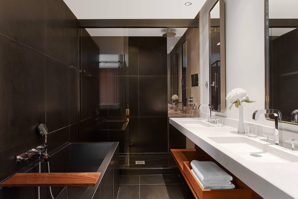 Suite, 1 King Bed, Tower