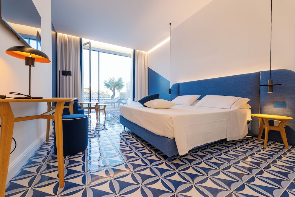 Panoramic Suite, 1 Queen Bed, Hot Tub, Sea View photo 3