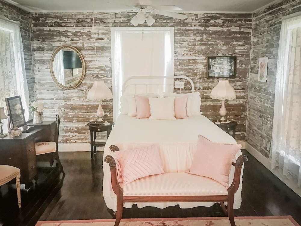 Carriage House photo 1