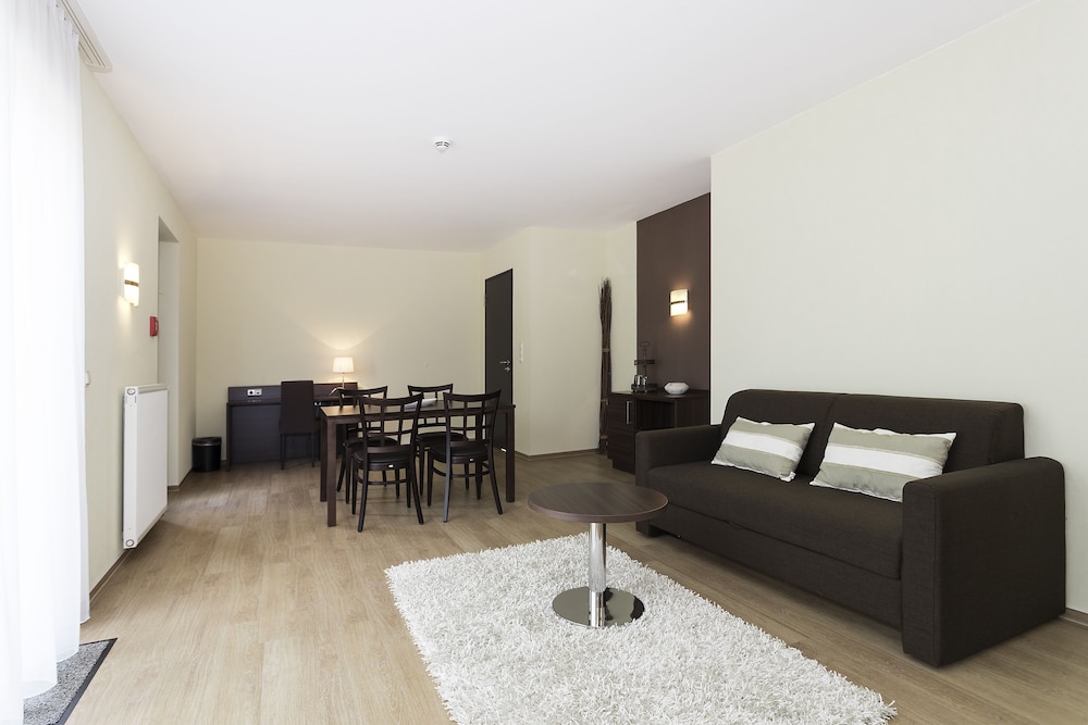 Family Room, 1 King Bed with Sofa bed, Non Smoking photo 3