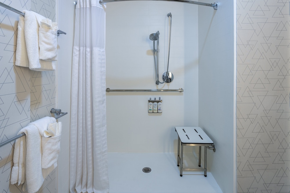 Standard Room, 1 Queen Bed, Accessible (Accessible Tub) - Photo 3