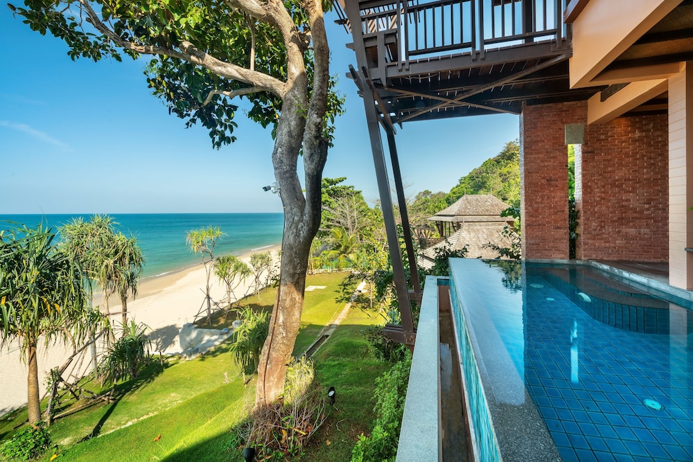 Beachfront Pool Villa One Bedroom - Photo 13