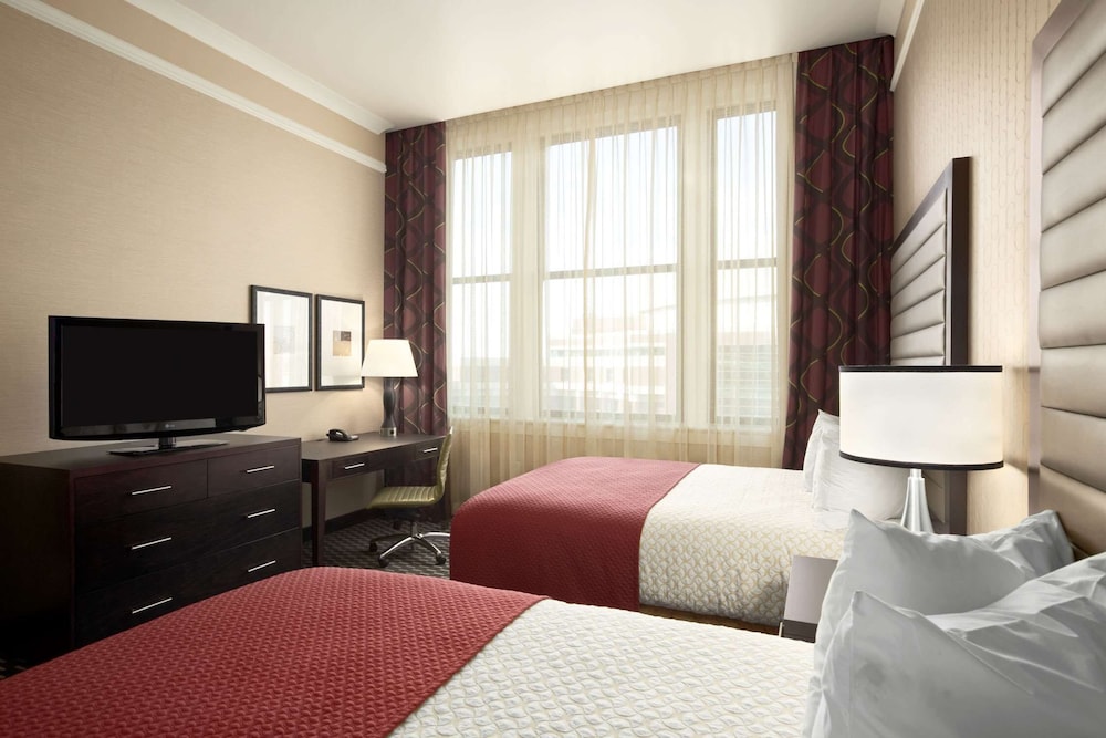 Premium Suite, Non Smoking, Refrigerator & Microwave (2 Queens with Sofabed) - Photo 3
