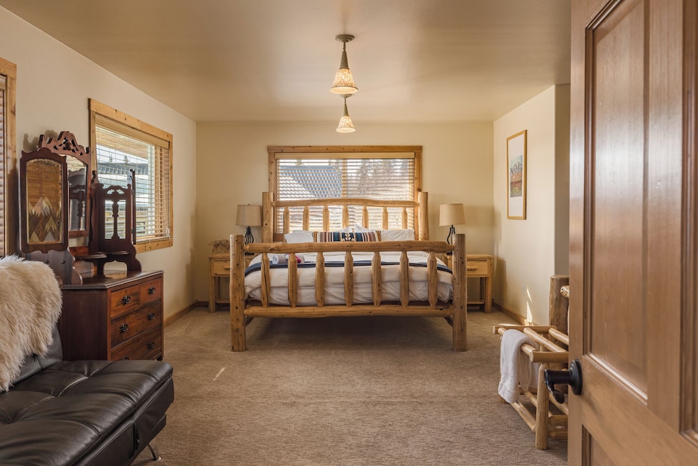 Luxury Suite, 1 King Bed, Mountain View