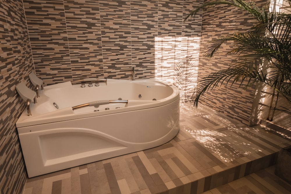 Superior with Jacuzzi - Photo 7