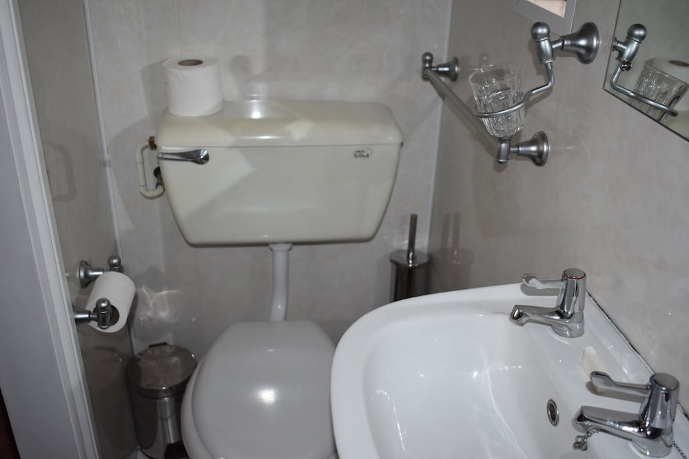 Single Room, Ensuite photo 2