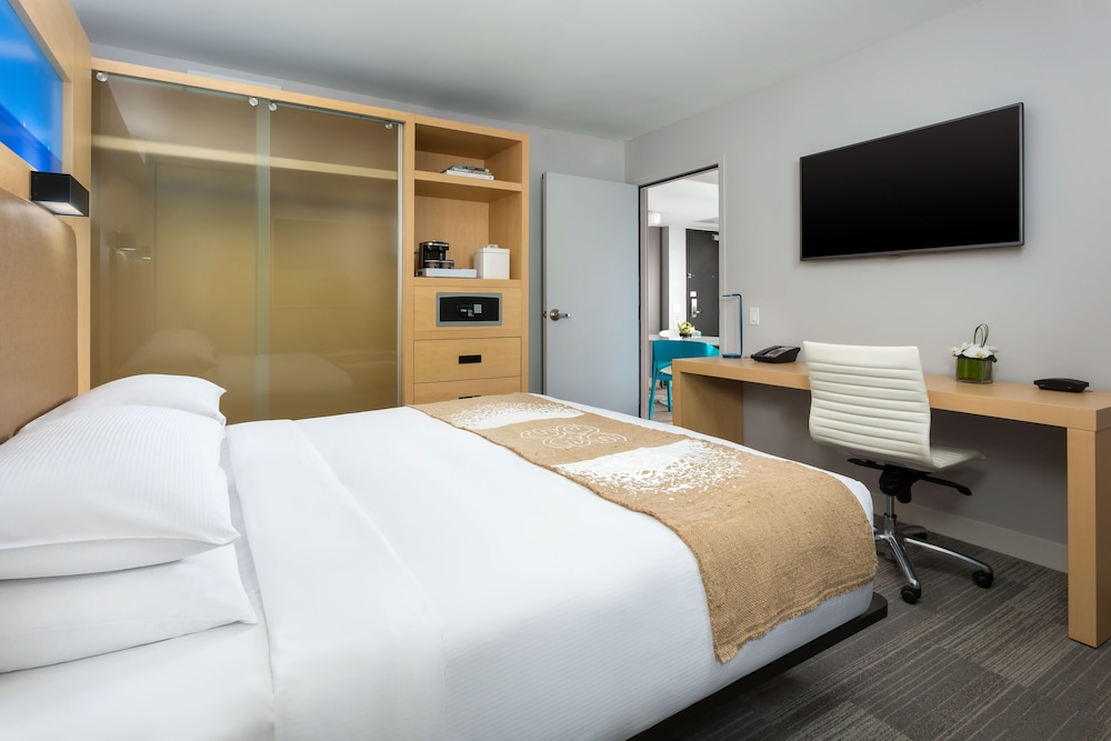 Suite, 1 King Bed, Accessible, Balcony (Roll-In Shower)