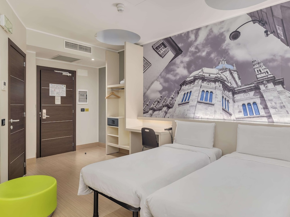 Economy Twin Room, Non Smoking thumbnail 5