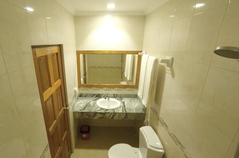 Deluxe Twin Room, Multiple Beds photo 2