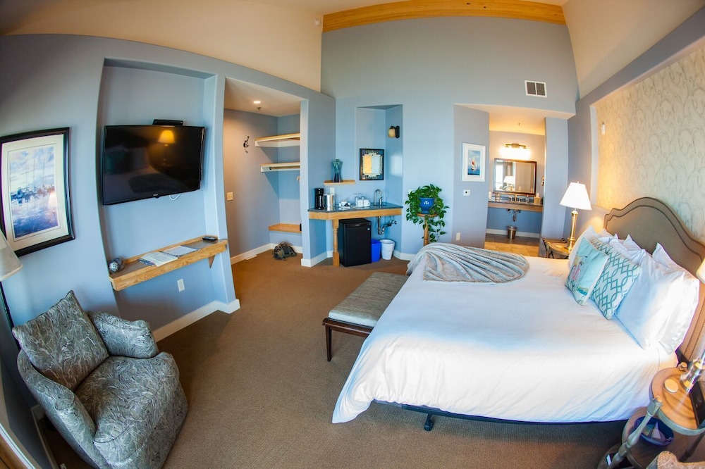 Design Suite, 1 King Bed, Accessible, Non Smoking (Sailor's Retreat #2) photo 2