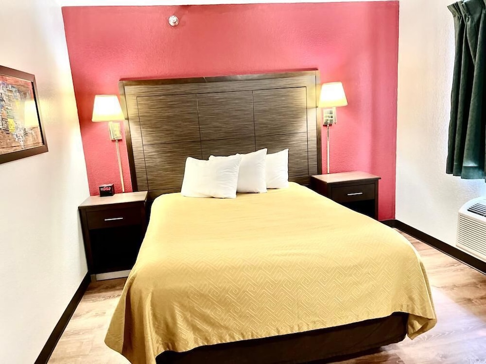 Standard Room, 1 Queen Bed, Non Smoking - Photo 9