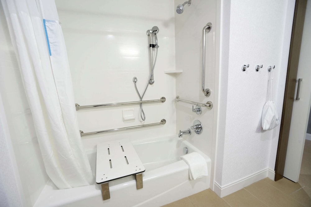 Room, 2 Queen Beds, Accessible, Bathtub photo 1