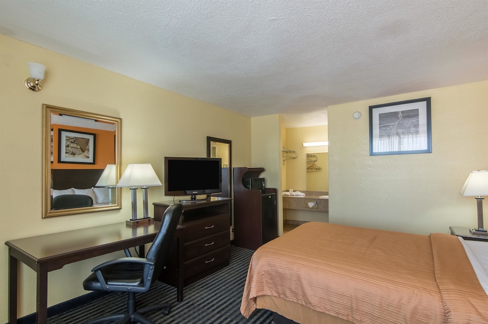 Deluxe Room, 1 Queen Bed, Non Smoking, Refrigerator & Microwave photo 3