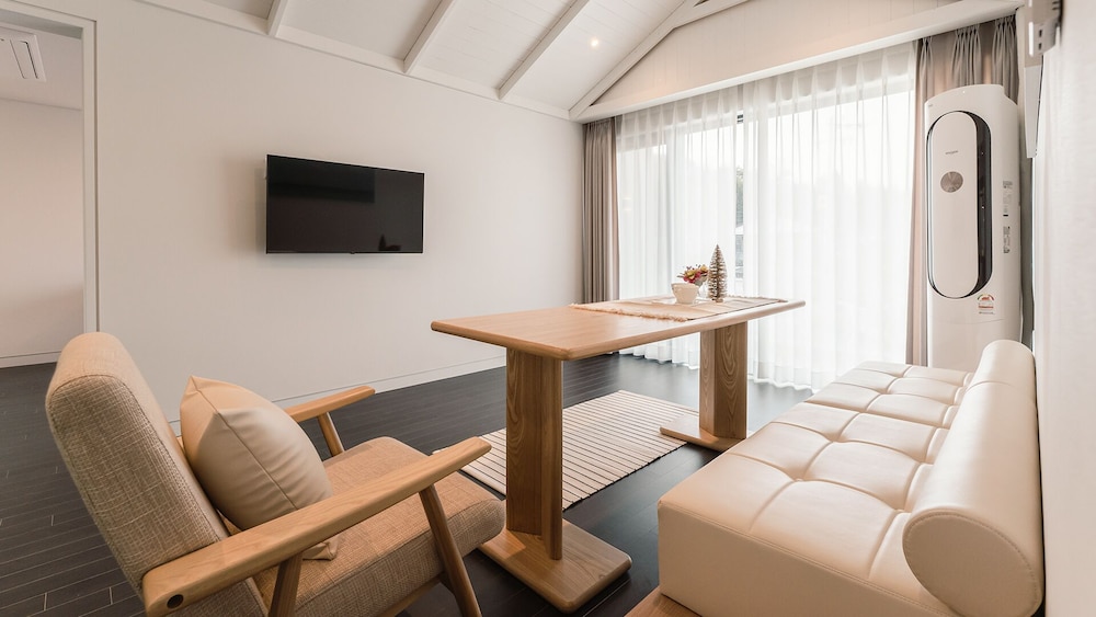 Suite 201 photo 3