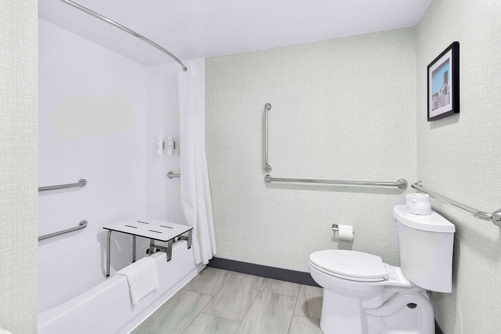 Room, 1 King Bed, Accessible, Bathtub thumbnail 5