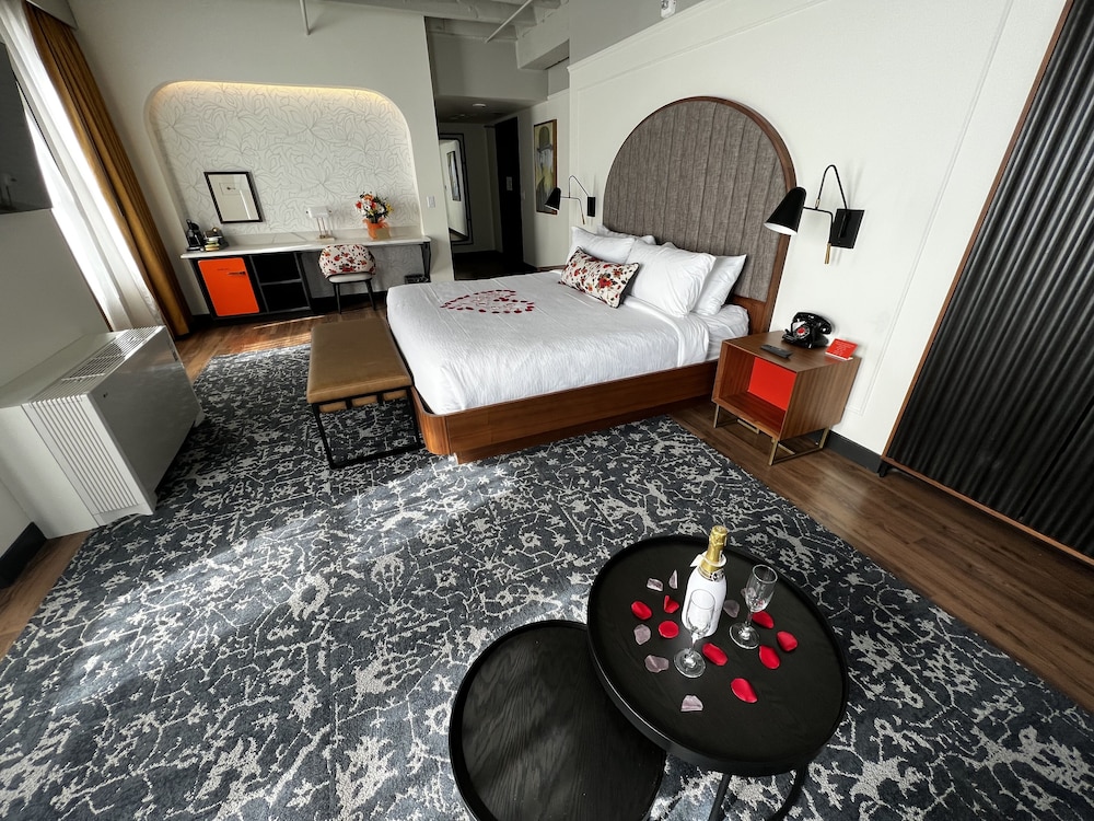 Suite, 1 King Bed - Photo 5