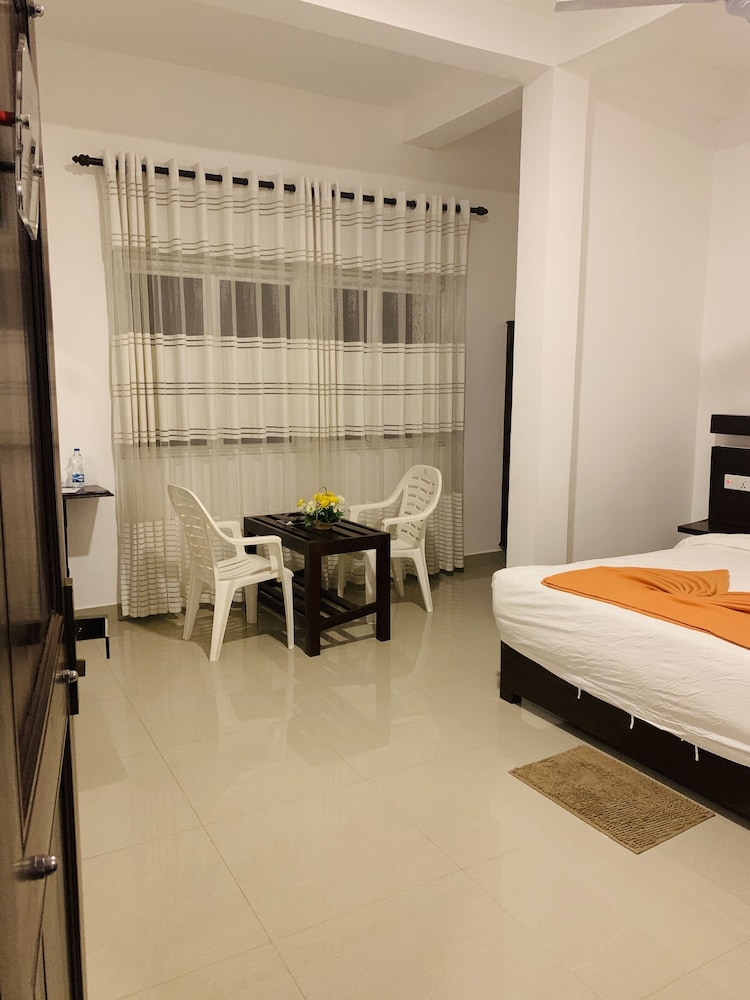 Basic Double Room, 1 King Bed photo 2