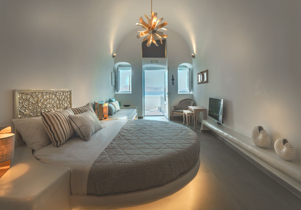 Grand Suite, Hot Tub (Caldera View)