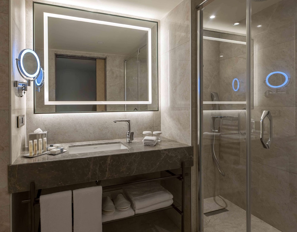 Suite, 1 Queen Bed (Bosphorus) thumbnail 5
