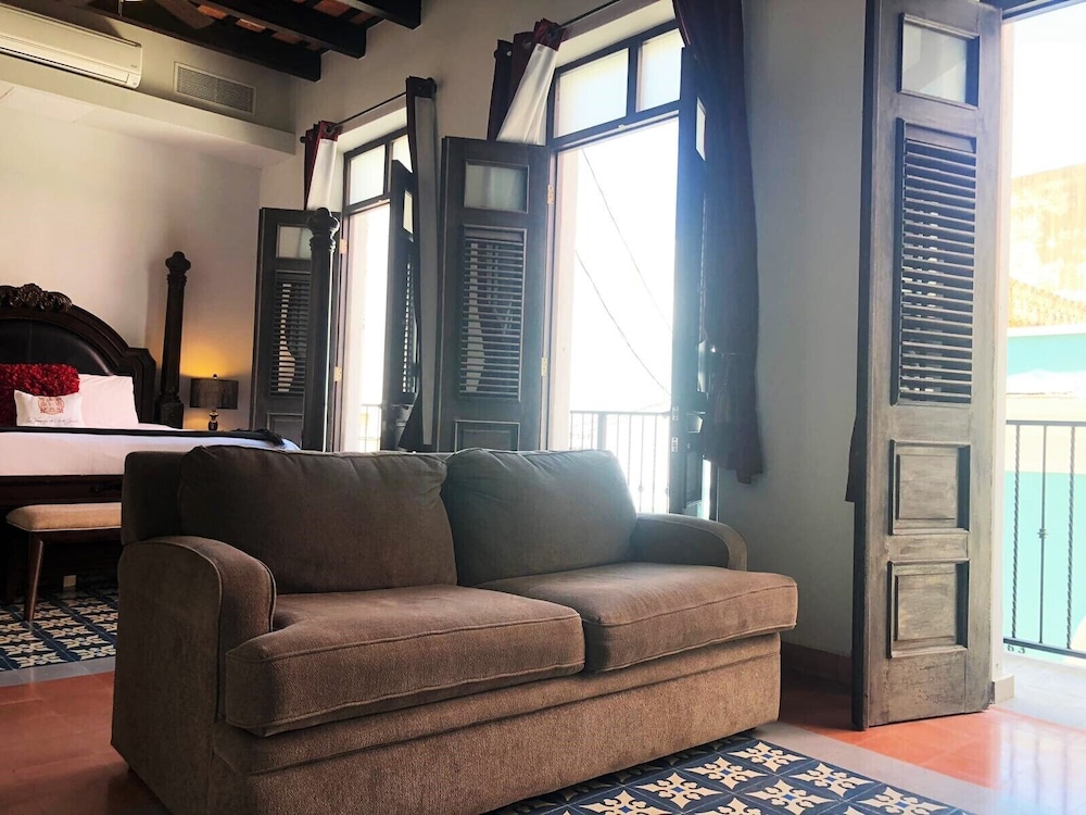 Deluxe Suite, 1 King Bed, Balcony - Photo 10