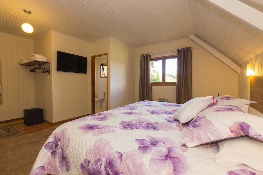 Superior Suite, 1 King Bed, Mountain View photo 3