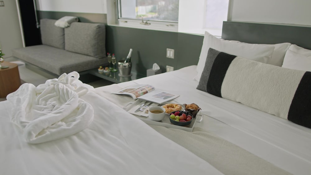 Premium Suite (Suite B)