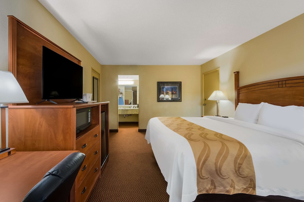 Standard Room, 1 King Bed, Smoking (Parking Area View) photo 2