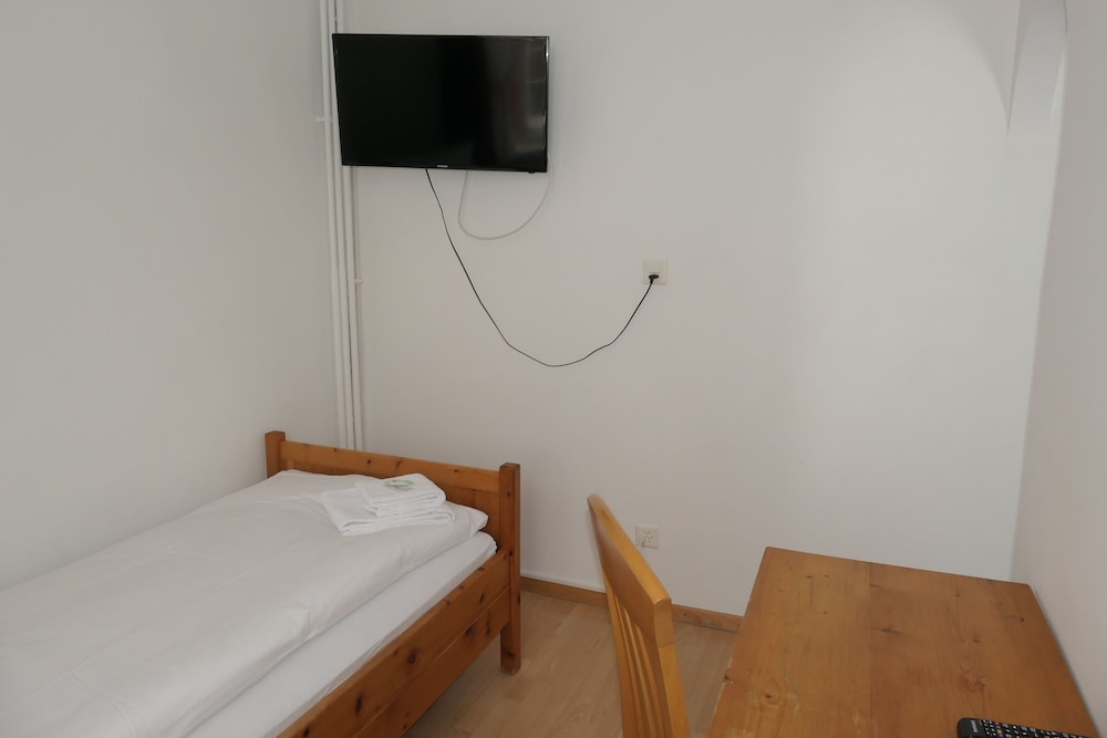 Single Room (Shared Toilet) photo 2