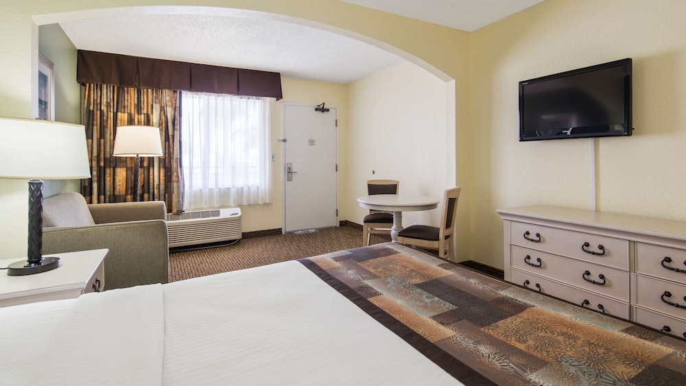 Standard Room, 1 Queen Bed, Non Smoking, Refrigerator & Microwave - Photo 4
