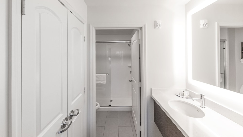 Suite, 2 Bedrooms, Kitchen, Pool View - Photo 7